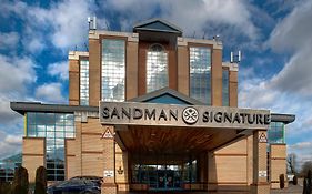 Sandman Signature London Gatwick Hotel